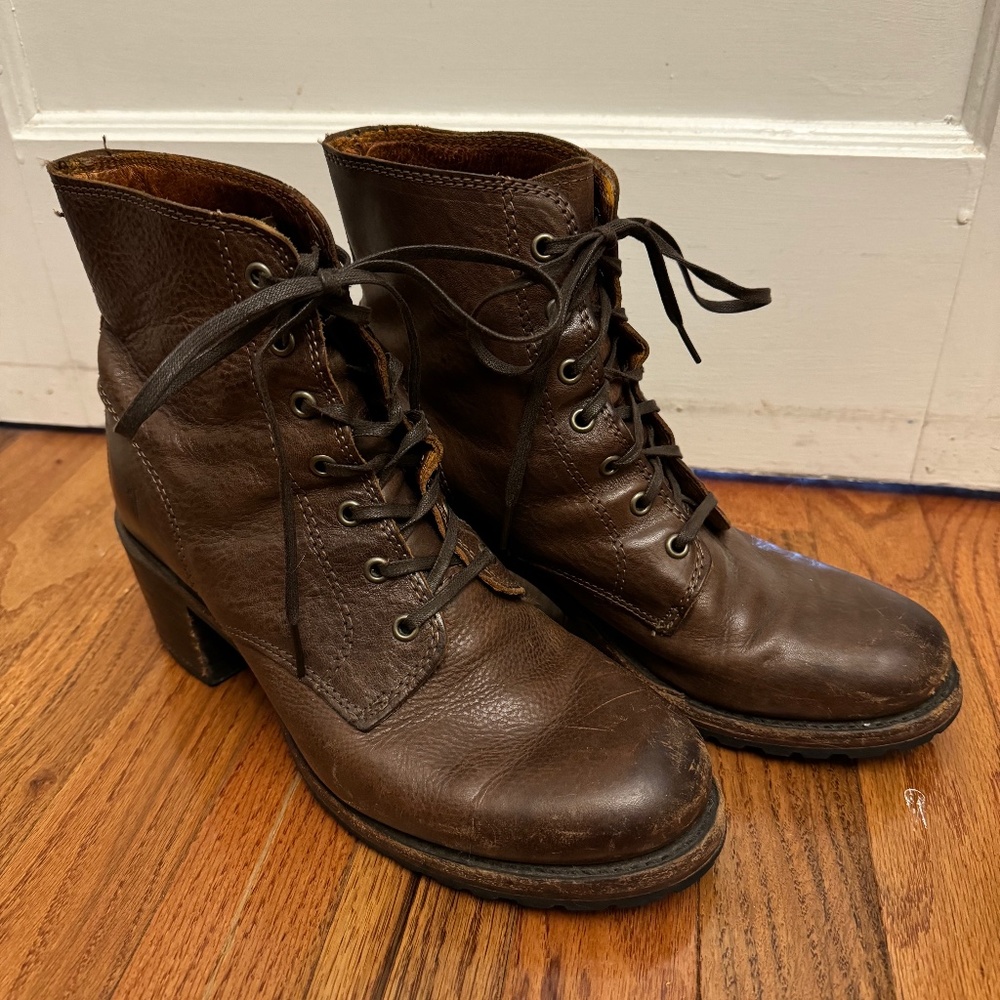 Frye Sabrina 6G Lace Up Boot in Fawn Pebble Size 9